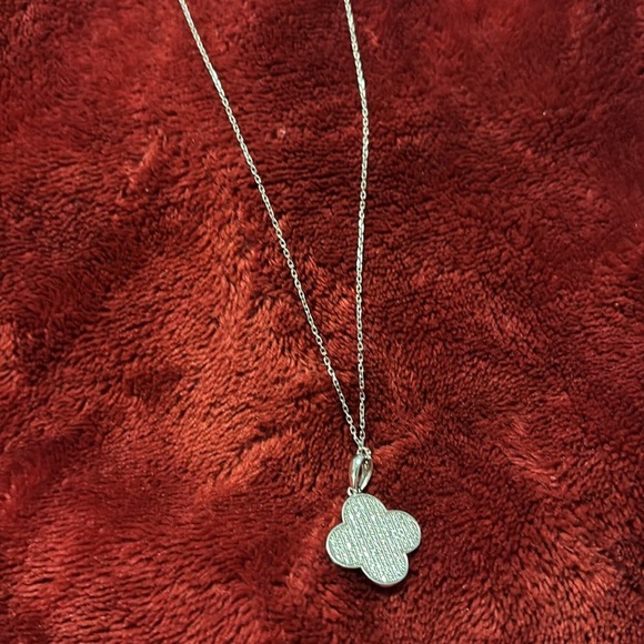 Elegant silver Clover Pendant Necklace - Picture 4 of 7